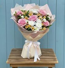 Букет цветов из:  Гвоздики, Орхидеи и Розы в Молзино