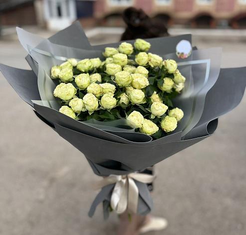 Букет Белые кустовые розы Солинеро в Молзино