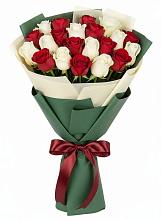 Букет Микс из красных и белых роз в Молзино