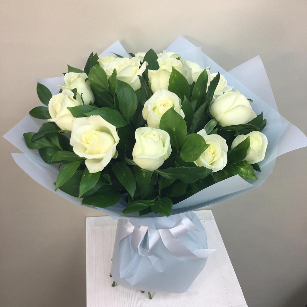 Букет 15 Белых роз Проуд в Молзино