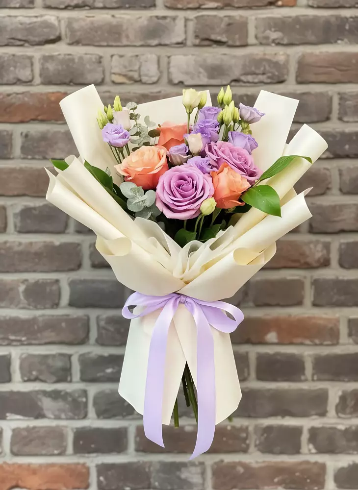 Букет цветов из: Лизиантусы и Розы в Молзино