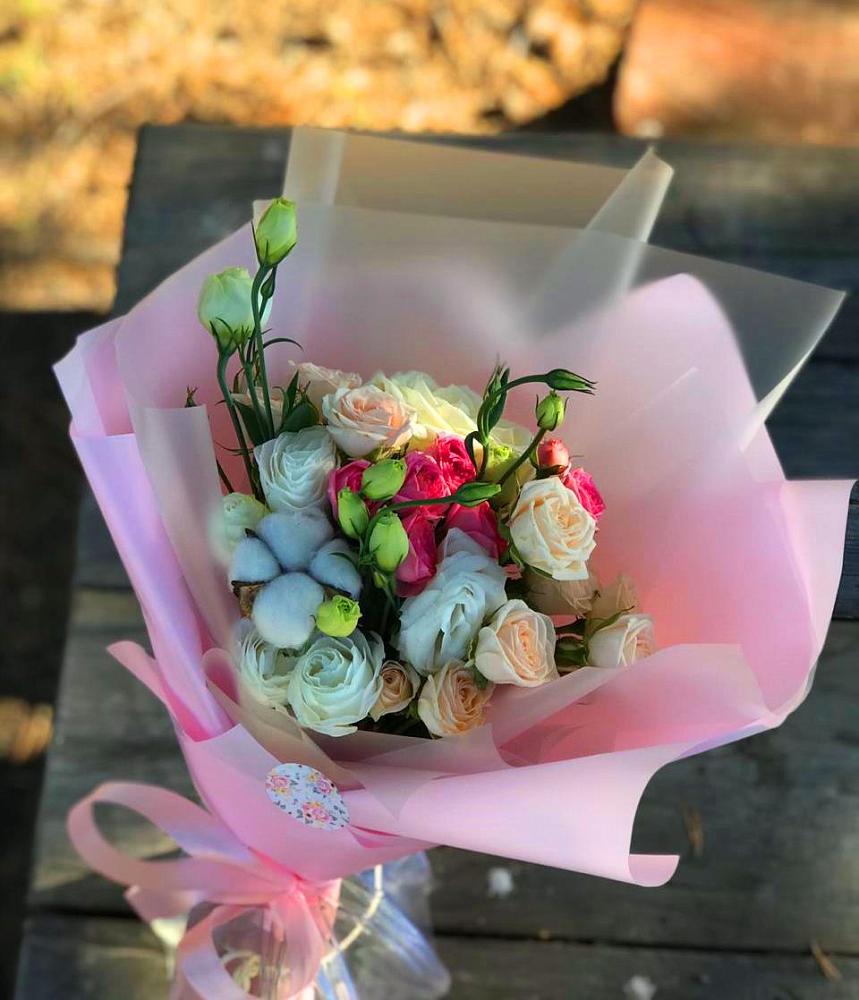 Букет цветов из: Розы и Лизиантусы в Молзино