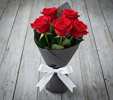 Букет 5 Красных роз Эдлесс Лав в Молзино