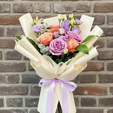 Букет цветов из:  Лизиантусы и Розы в Молзино