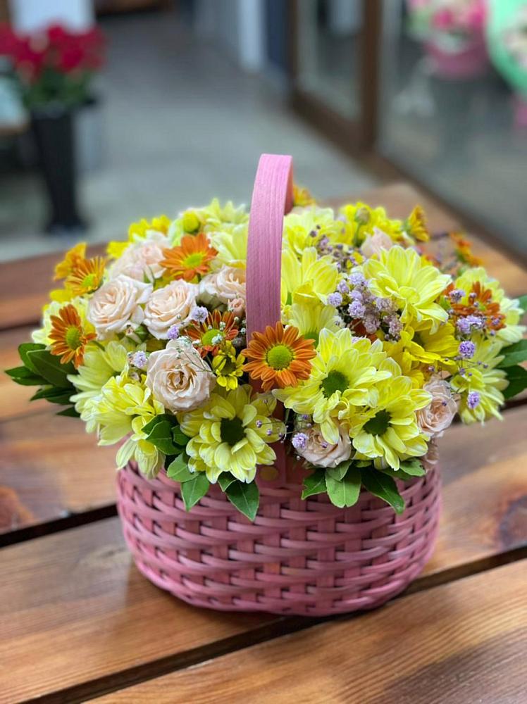 Цветочная композиция из Хризантемы и Розы в корзине в Молзино
