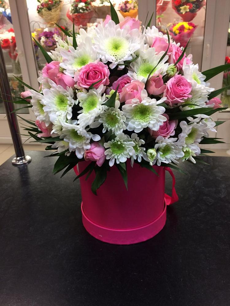 Цветочная композиция из Розы и Хризантемы в шляпной коробке в Молзино