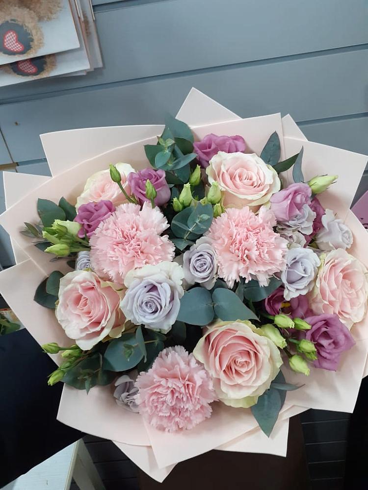 Букет цветов из: Розы, Гвоздики и Лизиантусы в Молзино