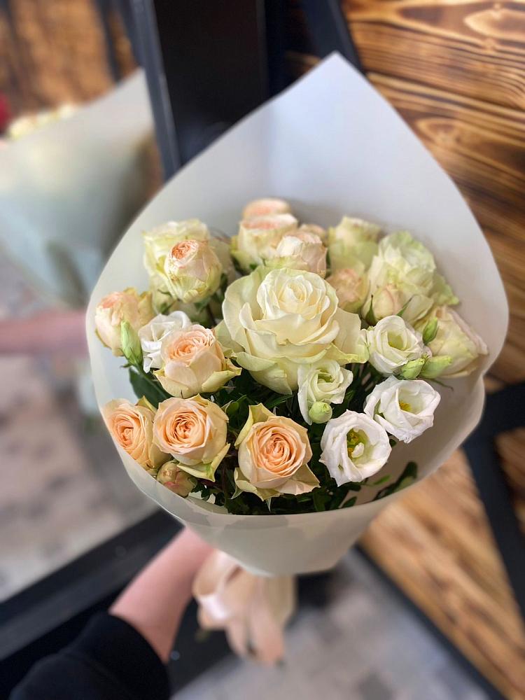 Букет цветов из: Розы и Лизиантусы в Молзино